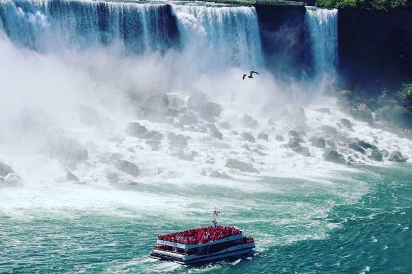 photo des chutes du niagara avec un bateau